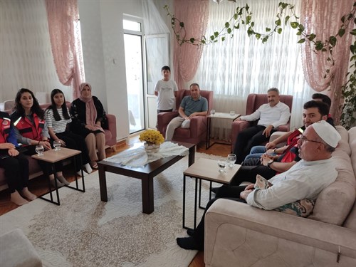 Kaymakamımız Mehmet Emin Taşçı, Gazimiz Levent Dinç ve kıymetli ailesini ziyaret etti.