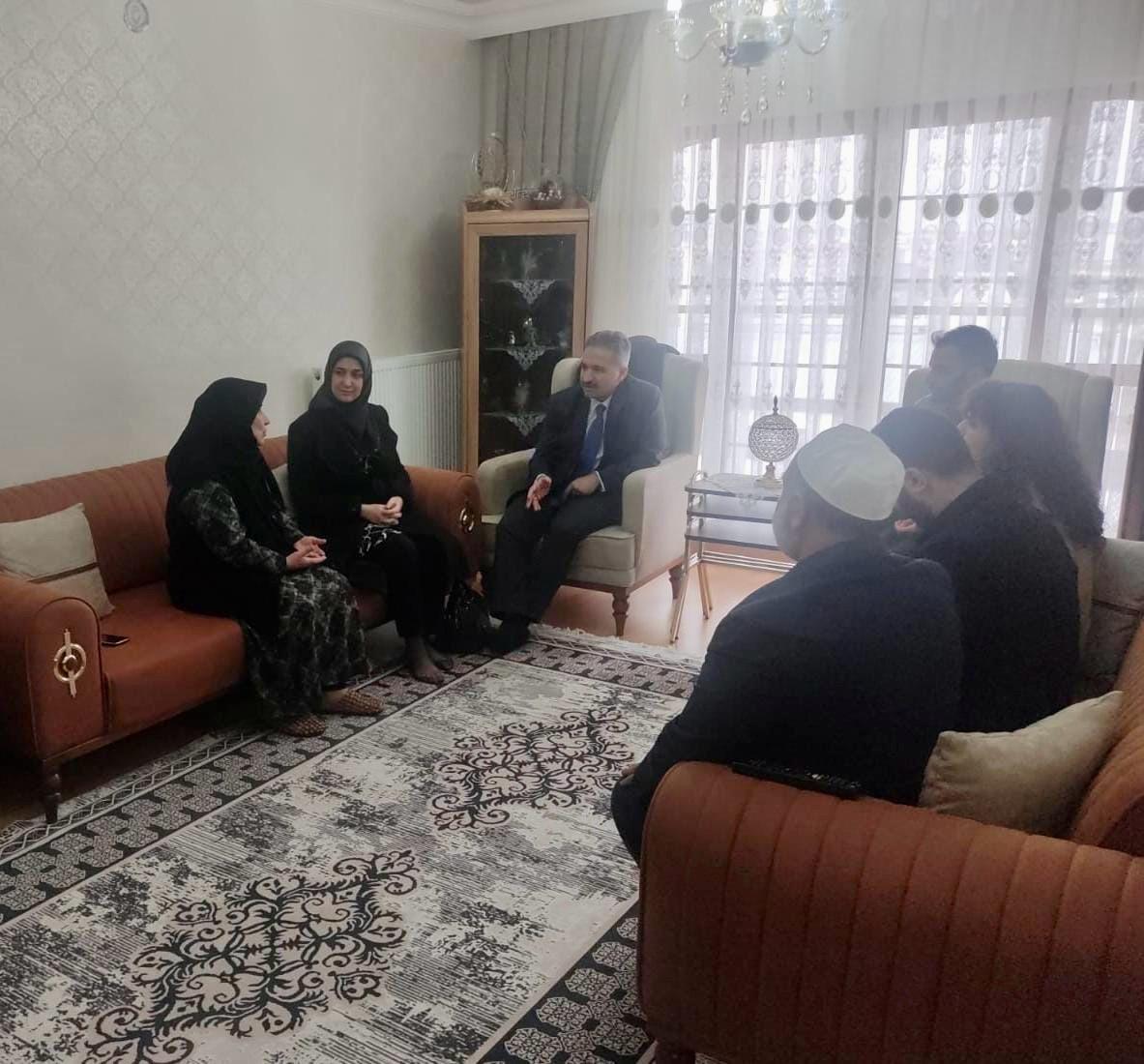 Kaymakamımız Mehmet Emin Taşçı, Ayşenur Taşçı Hanımefendi ile aziz şehitlerimiz Ömer Harun Demir ve Yakup Balbey'in ailelerine ziyaretlerde bulundu.