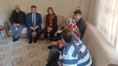 Kaymakamımız Mehmet Emin Taşçı, Ayşenur Taşçı Hanımefendi ile Nuripazarbaşı Mahallesinde hane ziyaretlerinde bulundu.