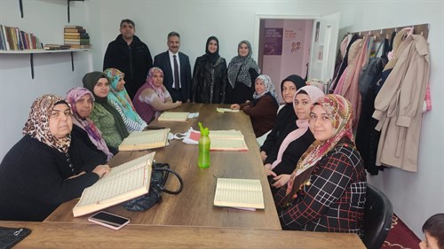 Kaymakamımız Mehmet Emin Taşçı, Aile Destek Merkezlerimizi (ADEM) ziyaret ederek mesleki eğitim gören kursiyerlerimiz ile bir araya geldi.