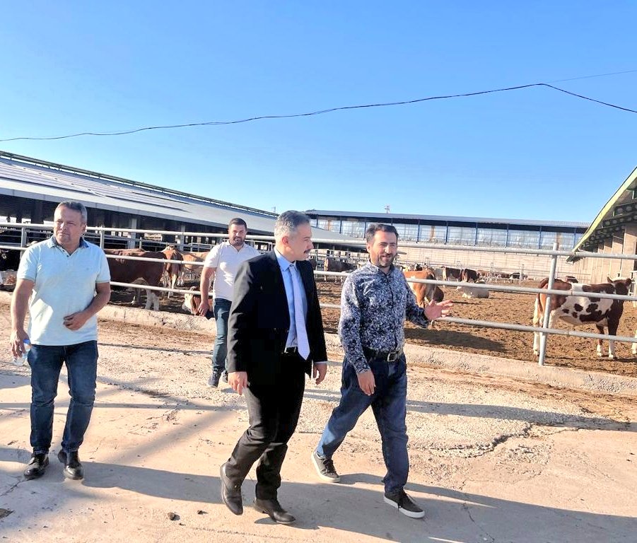 Kaymakamımız Mehmet Emin Taşçı, Yeniköy Mahallemizde faaliyet gösteren Arifoğlu Çiftliğini ziyaret ederek tesis hakkında bilgi aldı.